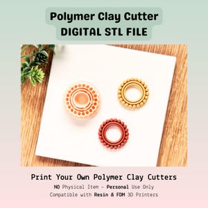 Peut inclure: Trois emporte-pièces en argile polymère dans les tons orange et jaune sont présentés sur une surface blanche. Le texte supérieur indique "Polymer Clay Cutter DIGITAL STL FILE". Le texte inférieur dit "Print Your Own Polymer Clay Cutters".