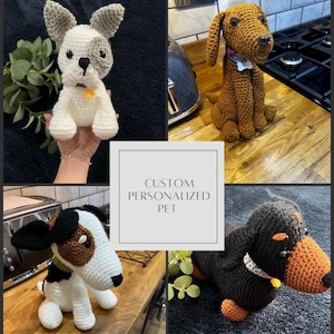 Puede incluir: Un collage de juguetes para perros hechos a mano con ganchillo, en varias razas y colores. Los perros incluyen un bulldog francés blanco y gris, un labrador marrón, un Jack Russell Terrier blanco y negro y un dachshund negro y canela. El texto "CUSTOM PERSONALIZED PET" está en el centro.