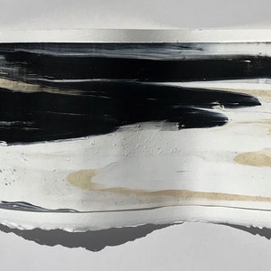 Pode incluir: Pintura abstrata com pinceladas pretas, brancas e bege em uma tela texturizada. A pintura tem uma orientação horizontal e uma borda irregular e rasgada.