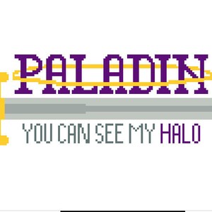 以下が含まれることがあります： 「PALADIN」という文字の紫色のピクセルアートデザインで、その上に金色の輪が描かれています。文字の下には、金色の柄のついた銀色の剣と「YOU CAN SEE MY HALO」という文字が書かれています。