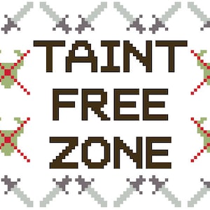 以下が含まれることがあります： 白い背景に、茶色の「TAINT FREE ZONE」の文字が入ったピクセル化されたデザイン。デザインには灰色の剣、緑と赤の交差した形が含まれており、ビデオゲームのグラフィックを連想させます。