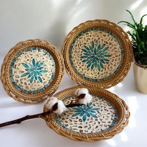Könnte beinhalten: Drei geflochtene Weidenkörbe mit blauen und goldenen Mosaikfliesen. Die Fliesen sind in einem Blumenmuster angeordnet.