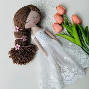 Handgemaakte stoffen pop - Garenhaar en bloemenjurk | Erfstukcadeau voor meisjes | Kinderkamerdecoratie | Aandenkenpop 14&quot; - Lillian Snow