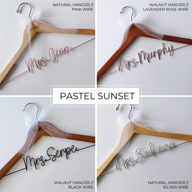 Pu&ograve; includere: Quattro grucce in legno con fiocchi di tulle e lettere in filo metallico personalizzate. Le grucce sono in due diverse tonalit&agrave; di legno: naturale e noce. Le lettere in filo metallico sono in quattro colori diversi: oro rosa, argento, nero e lavanda. Le grucce sono etichettate con il testo "Sig.ra Jeon", "Sig.ra Murphy", "Sig.ra Serpe" e "Sig.ra Badeaux".