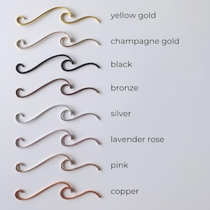 Pu&ograve; includere: Otto fermagli per capelli in metallo a forma di onda di diversi colori. I colori sono oro giallo, oro champagne, nero, bronzo, argento, rosa lavanda, rosa e rame.