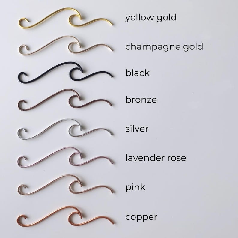 Pu&ograve; includere: Otto fermagli per capelli in metallo a forma di onda di diversi colori. I colori sono oro giallo, oro champagne, nero, bronzo, argento, rosa lavanda, rosa e rame.