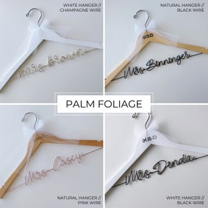 Pu&ograve; includere: Quattro grucce in legno bianco e naturale con tulle e lettere in filo metallico che recitano "Mrs. Brown", "Mrs. Binninger", "Mrs. Casey" e "Mrs. Denda". Le grucce sono decorate con date e sono etichettate con il tipo di gruccia e il tipo di filo utilizzato.