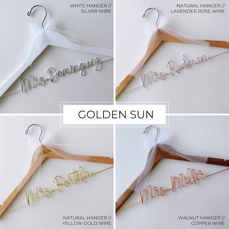 Pu&ograve; includere: Quattro grucce in legno con fiocchi di tulle e lettere in filo metallico personalizzate. Le grucce sono in bianco, legno naturale, oro giallo e noce. Le lettere recitano "Mrs. Dominguez", "Mrs. Rudman", "Mrs. Portela" e "Mrs. Miller".