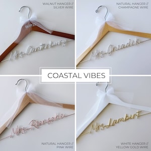 Pu&ograve; includere: Quattro grucce in legno con fiocchi di tulle e lettere in filo metallico personalizzate. Le grucce sono di quattro colori diversi: noce, naturale, naturale e bianco. Le lettere in filo metallico sono in argento, champagne, rosa e oro giallo. Il testo sulle grucce recita "Mrs. Canterbury", "Mrs. Gneadek", "Mrs. Reensche" e "Mrs. Lambert".