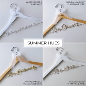 Pu&ograve; includere: Quattro diverse grucce per abiti da sposa con tulle e scritte personalizzate in filo metallico. Le grucce sono in legno bianco e naturale con filo d'argento, champagne e oro. Le scritte dicono "Mrs. Craven", "Mrs. Stewart", "Mrs. Berkowitz" e "Mrs. White".