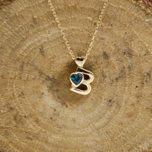 Colar Inicial B com Pedra Coração Topázio Azul Londres, colar inicial, colar coração, colar b, presente para ela, colar pedra zodiacal