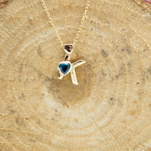 Colar com letra inicial K com pedra em formato de coração London Blue Topaz, colar inicial, colar de coração, colar de pedra de nascimento, presente para ela