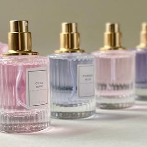 Candy - Zuckerwatte mit Erdbeer Vanille Karamell - Gourmand Parfüm für Frauen - Eau de Parfum, Roll On Öl oder Haar- und Körperspray -