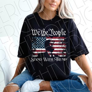 Trump PNG, Nós, o povo, apoiamos o arquivo de sublimação de Trump, Trump 2024, clipart de download digital, camisa patriótica de Trump em dificuldades PNG