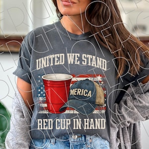 4 de julio PNG / Unidos permanecemos Copa roja en mano PNG / Diseño patriótico estadounidense / Archivo de sublimación de fiesta estadounidense divertida Descarga digital