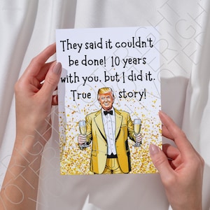 Tarjeta imprimible del décimo aniversario de Trump para tu cónyuge. Divertida tarjeta de felicitación política digital descargable para seguidores de Trump. De parte de tu esposo o esposa.