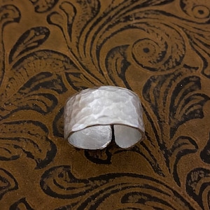 Textured solid band