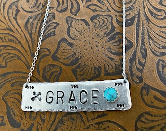 Collar de barra de gracia, estampado a mano, flechas, con piedra turquesa.