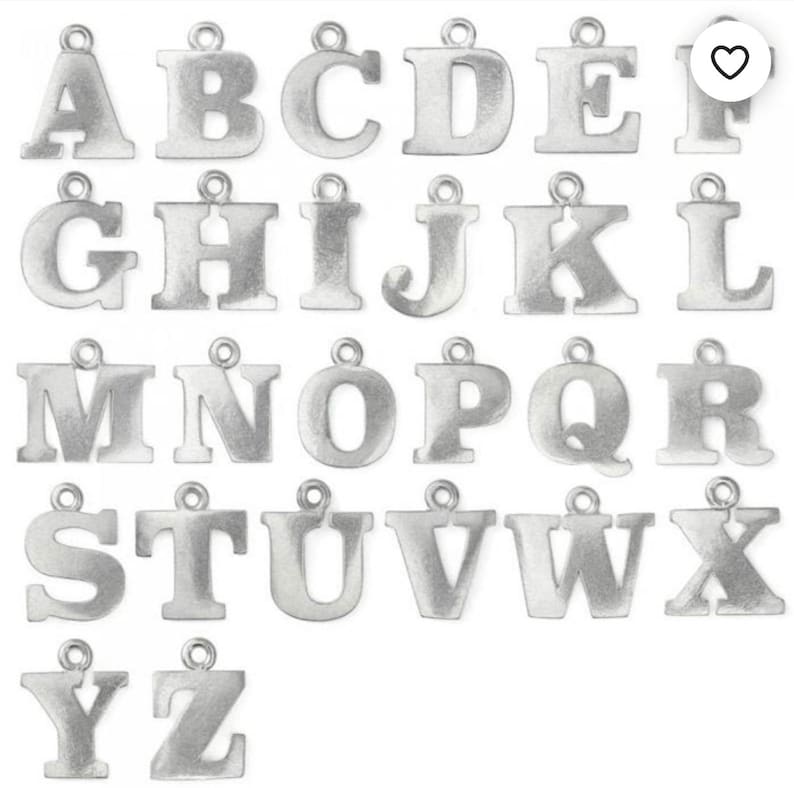 Puede incluir: Un conjunto de colgantes de alfabeto plateados, cada uno con un lazo para sujetar a joyas u otras manualidades. Se muestran las letras de la A a la Z, mostrando una variedad de fuentes y estilos. Ideal para accesorios personalizados.