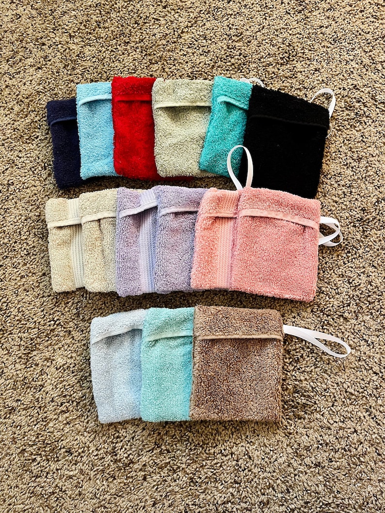 Puede incluir: Un juego de 12 pa&ntilde;os de lavado coloridos con un lazo cosido para colgar. Los pa&ntilde;os de lavado est&aacute;n hechos de un material suave y absorbente, perfecto para lavarse la cara o el cuerpo.