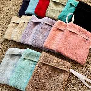 Puede incluir: Una colecci&oacute;n de 13 toallitas de lavado de colores, dobladas y dispuestas en una fila. Las toallitas de lavado est&aacute;n hechas de tejido de felpa suave y absorbente y est&aacute;n disponibles en una variedad de colores, incluyendo azul, rojo, verde, rosa y marr&oacute;n.