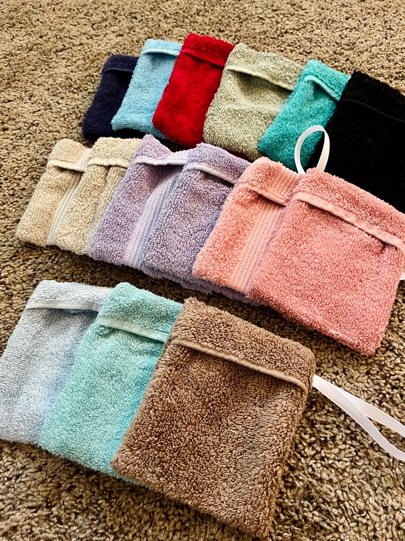 Puede incluir: Una colecci&oacute;n de 13 toallitas de lavado de colores, dobladas y dispuestas en una fila. Las toallitas de lavado est&aacute;n hechas de tejido de felpa suave y absorbente y est&aacute;n disponibles en una variedad de colores, incluyendo azul, rojo, verde, rosa y marr&oacute;n.