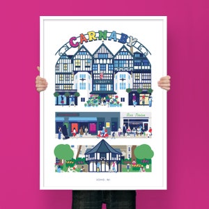 Könnte beinhalten: Eine farbenfrohe Illustration der Carnaby Street in London, England. Die Illustration zeigt eine Reihe von Geschäften mit dem Text "Carnaby" darüber. Zu den Geschäften gehören Liberty, Topshop und Bar Italia. Die Illustration zeigt auch Menschen, die die Straße entlanggehen, und einen Park mit einem Pavillon.