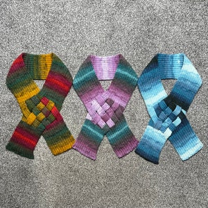 Handgestrickter Halsschal/Halswärmer für Erwachsene/Jugendliche – mit keltischem Knoten in der Mitte – Strickmuster, Kleidung, Winter, Schals, Wärmer