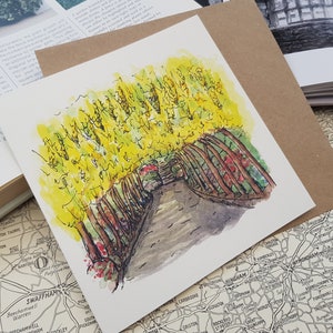 Cartão de felicitações em aquarela pintada à mão do arco de laburnum Bodnant Garden