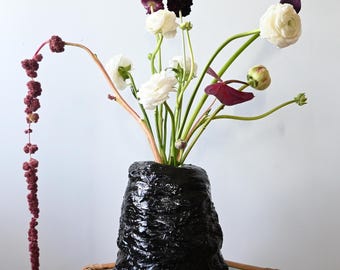 Handgemaakte sculpturale zwarte vaas