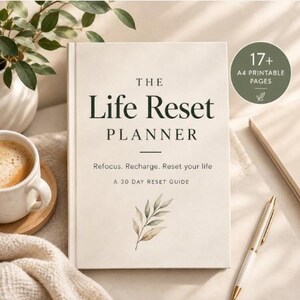 Op de afbeelding: Een crèmekleurige planner met de titel The Life Reset Planner en de ondertitel Refocus. Recharge. Reset your life. A 30 Day Reset Guide. De omslag bevat een kleine illustratie van een groen blad en een ronde badge met de tekst 17+ A4 Printable Pages.