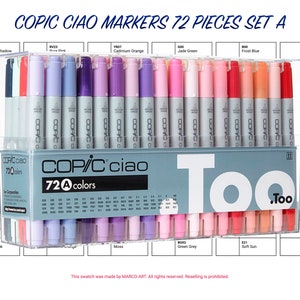 Op de afbeelding: Een set van 72 Copic Ciao markers in verschillende kleuren, waaronder mauve shadow, pruim, lila, violet, lichtlila, amethist, gesuikerde roze, schokroze, lichtroze, roze, mos, grijsgroen, zachte zon, gebrande omber, zand, chamois, sepia, donkerbruin, melkachtig wit, koel grijs nr. 1, koel grijs nr. 3, koel grijs nr. 5, koel grijs nr. 7, kleurloze blender en zwart. De markers zijn gerangschikt in een doorzichtige kunststof doos met het Copic Ciao logo en de tekst "72A colors".