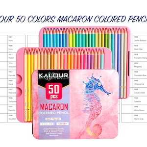 Peut inclure: Un ensemble de 50 crayons de couleur dans une boîte en métal rose avec un motif de cheval de mer. Les crayons sont étiquetés "KALOUR MACARON COLORED PENCIL" et "Soft Touch".