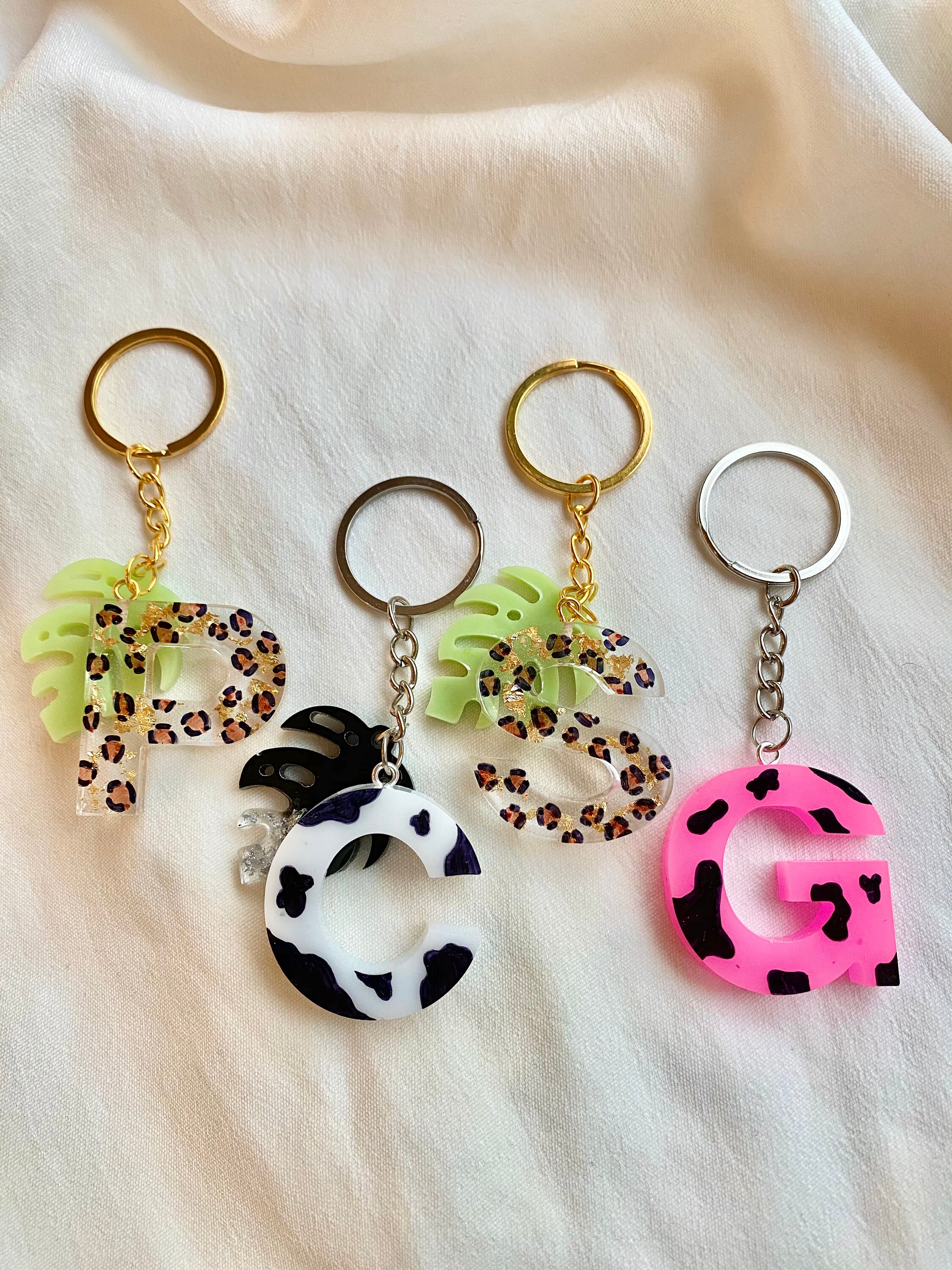Porte-clés Lettre Initiale MWOOT - Résine Acrylique Avec Pompon - Personnalisation Déco