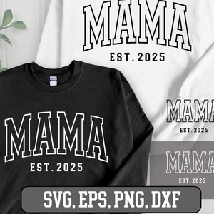 Könnte beinhalten: Zwei Sweatshirts, eines schwarz und eines weiß, mit dem Text "MAMA EST. 2025" in weißer Umrandung auf schwarzem Hintergrund und schwarzer Umrandung auf weißem Hintergrund. Der Text ist in einer College-Schriftart.