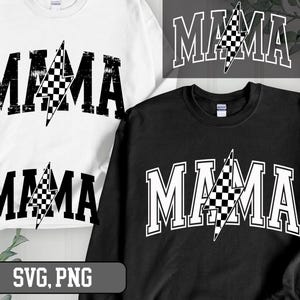 Peut inclure: Sweat-shirts blancs et noirs avec le mot "MAMA" dans une police de caractères vieillie, avec un éclair à damier. L'image comprend également un graphique numérique du même motif et le texte "SVG, PNG".