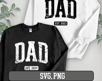 Può includere: Due felpe bianche e nere con la parola "DAD" in un font usurato. La felpa bianca ha il testo "EST. 2023" sotto la parola "DAD". La felpa nera ha il testo "EST. 2024" sotto la parola "DAD".