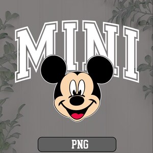 K&ouml;nnte beinhalten: Grafik von Mickey Mouse mit dem Wort "MINI" in wei&szlig;er Schrift dar&uuml;ber. Der Text "PNG" befindet sich in einem Rechteck unten. Der Hintergrund ist ein ged&auml;mpftes Grau mit Bl&auml;ttern.