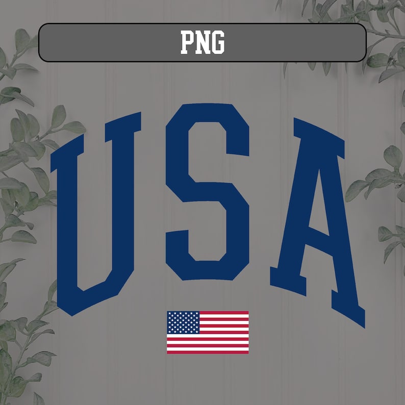 Puede incluir: USA en letras may&uacute;sculas azul marino con un contorno blanco, arqueadas sobre una peque&ntilde;a bandera estadounidense sobre un fondo de madera gris.