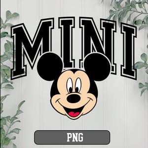 K&ouml;nnte beinhalten: Grafik mit dem Wort "MINI" in schwarzen Blockbuchstaben mit wei&szlig;en Umrissen, &uuml;ber einem l&auml;chelnden Mickey Mouse-Gesicht. Darunter ein graues Rechteck mit dem Text "PNG". Das Design ist vor einem wei&szlig;en Hintergrund mit gr&uuml;nem Laub angeordnet.