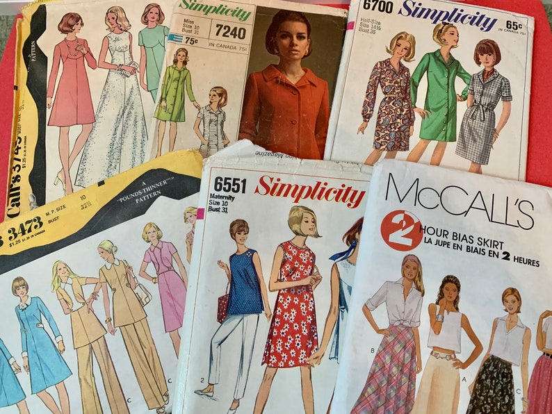 Puede incluir: Una colecci&oacute;n de patrones de costura vintage para vestidos y faldas. Los patrones son de las marcas Simplicity y McCall's y presentan varios estilos, incluyendo una falda de bies, un vestido de maternidad y un vestido con cuello Peter Pan.