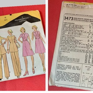 Puede incluir: Patr&oacute;n de costura McCall's n&uacute;mero 3473 para un vestido o t&uacute;nica y pantalones Miss Petite con ribete desmontable y cintur&oacute;n. El patr&oacute;n incluye instrucciones para hacer un vestido, una t&uacute;nica y pantalones. El patr&oacute;n est&aacute; ilustrado con cuatro estilos diferentes de la prenda.