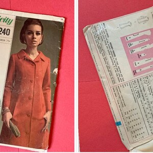 Puede incluir: Patr&oacute;n de costura vintage Simplicity n&uacute;mero 7240 para un abrigo o un vestido. El patr&oacute;n es para las tallas 10 a 20 y el contorno de pecho 31. El patr&oacute;n muestra a una mujer con un abrigo rojo con botones y un vestido a juego.