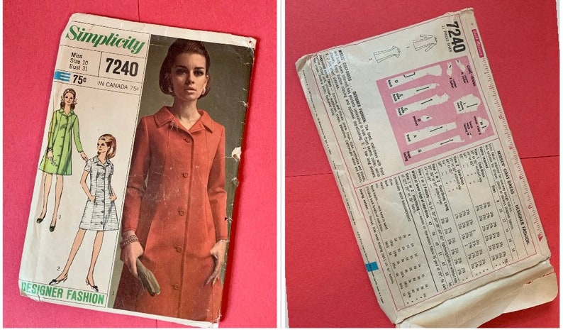 Puede incluir: Patr&oacute;n de costura vintage Simplicity n&uacute;mero 7240 para un abrigo o un vestido. El patr&oacute;n es para las tallas 10 a 20 y el contorno de pecho 31. El patr&oacute;n muestra a una mujer con un abrigo rojo con botones y un vestido a juego.