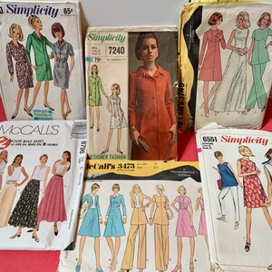 Puede incluir: Una colecci&oacute;n de patrones de costura vintage para ropa de mujer. Los patrones son de Simplicity y McCall's y presentan una variedad de estilos, incluyendo vestidos, faldas y abrigos. Los patrones son de varios colores, incluyendo rojo, verde, azul y blanco.
