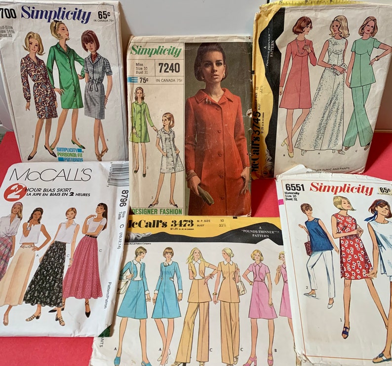 Puede incluir: Una colecci&oacute;n de patrones de costura vintage para ropa de mujer. Los patrones son de Simplicity y McCall's y presentan una variedad de estilos, incluyendo vestidos, faldas y abrigos. Los patrones son de varios colores, incluyendo rojo, verde, azul y blanco.