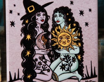 Keramische kunsttegel Witch Sisters – zon- en maansymboliek – Heilig vrouwelijk decor – Witchy Wall Art – Tegel van 10,5 cm door MsDre
