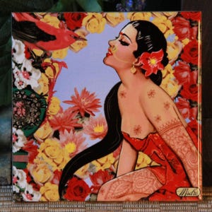 Könnte beinhalten: Eine weiße Keramik-Tasse mit schwarzem Henkel und dem Text "But First, Coffee" in schwarzer, handschriftlicher Schrift. Die Tasse steht auf einer weißen Oberfläche.