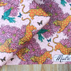 Tigri e uccelli floreali rosa pattern art Boho carta da imballaggio dell'illustratrice Msdre