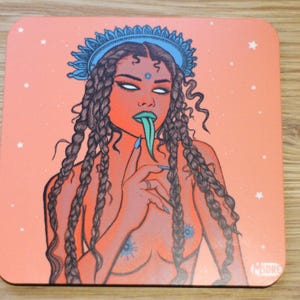 Puede incluir: Una ilustración colorida de una mujer con el pelo largo trenzado, que lleva una corona azul y una lengua verde. El fondo es de color naranja claro con estrellas blancas.